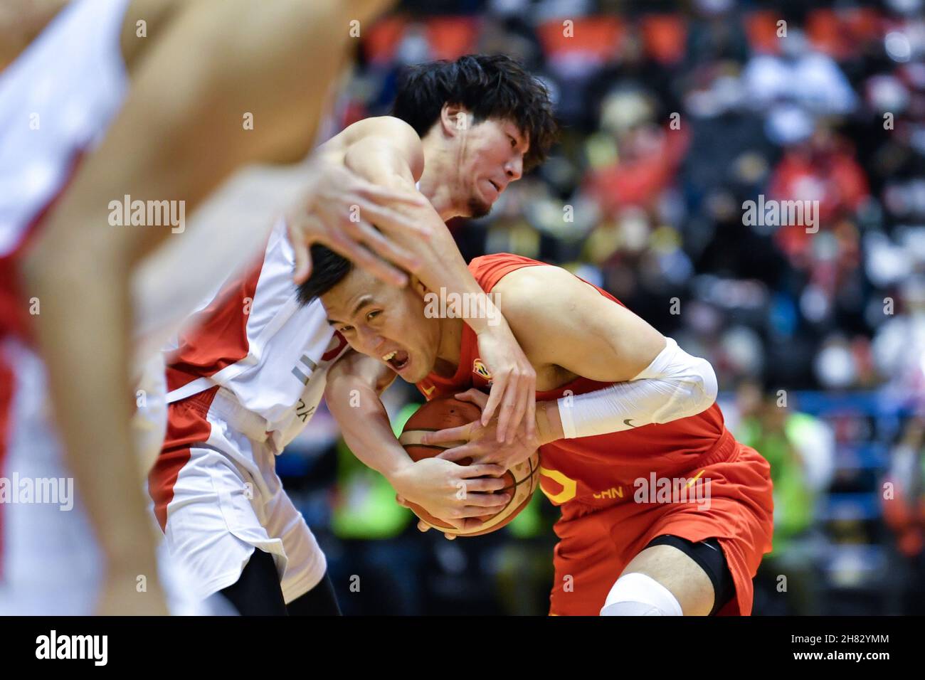 Sendai, Giappone. 27 novembre 2021. Guo Ailun (R) della Cina vies con Hiejima Makato del Giappone durante una partita di gruppo B fra la Cina ed il Giappone dei qualificatori asiatici della Coppa del mondo di pallacanestro della FIBA alla Xebio Arena di Sendai, Giappone, il 27 novembre 2021. Credit: Zhang Xiaoyu/Xinhua/Alamy Live News Foto Stock