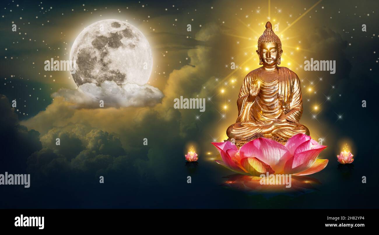 Buddha sedersi su un loto nel cielo di notte la luna grande è lo sfondo Foto Stock
