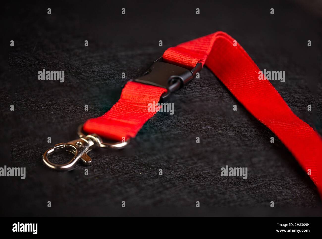 montaggio con moschettone su sfondo nero. Foto Stock