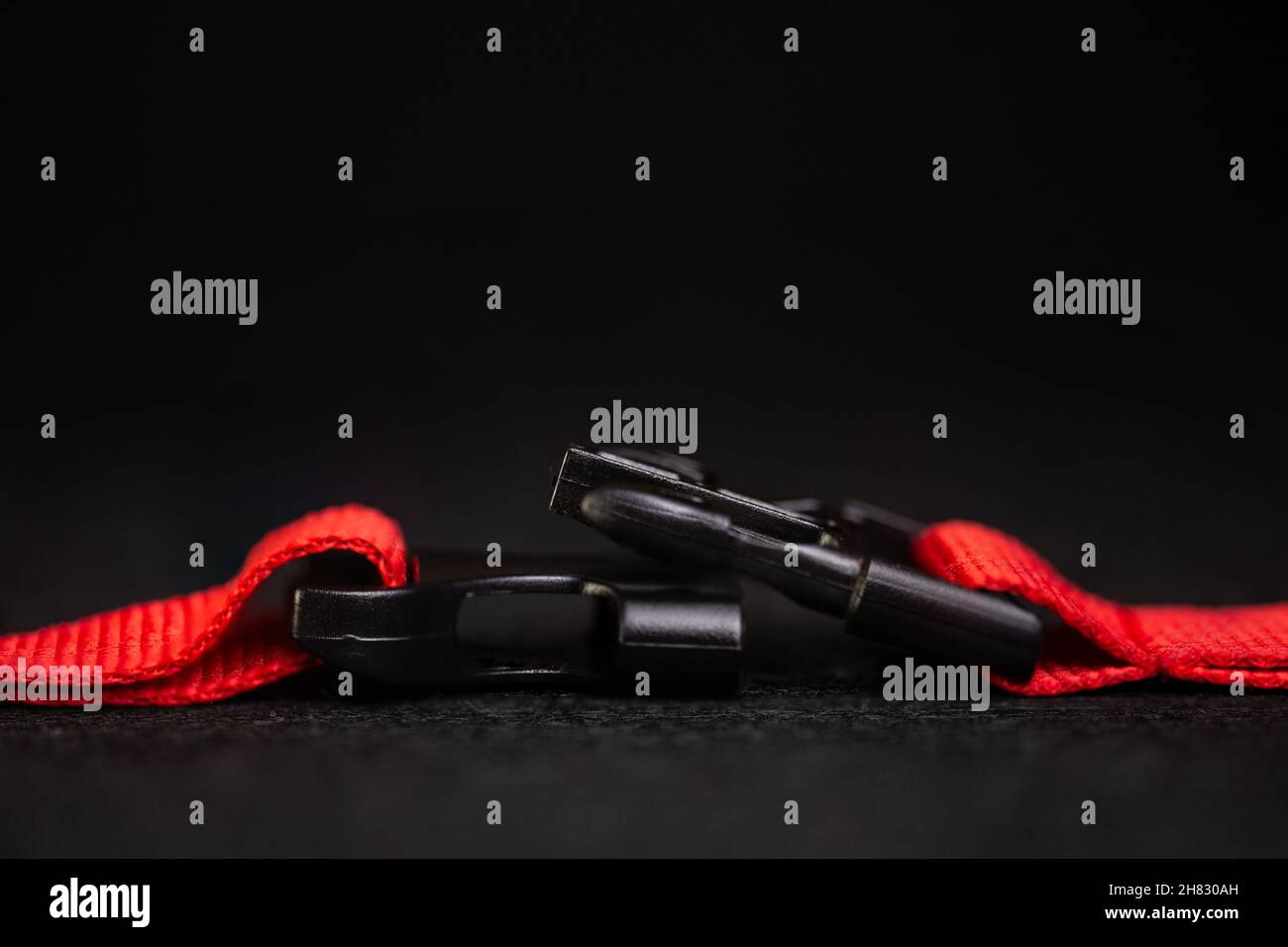 montaggio con moschettone su sfondo nero. Foto Stock