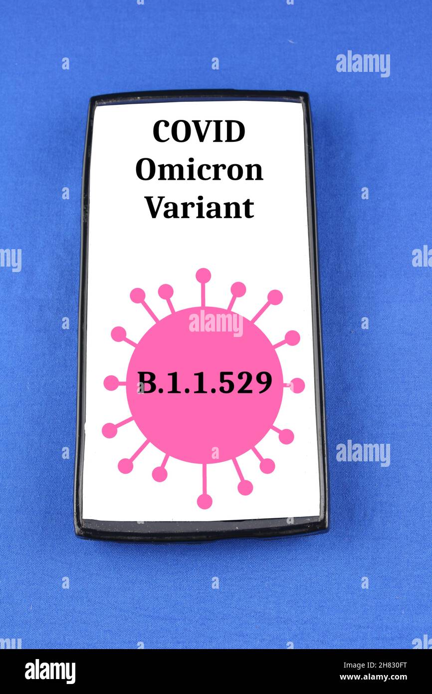 Avvertenza variante B11529 di Covid Omicron su un telefono cellulare isolato su sfondo blu Foto Stock