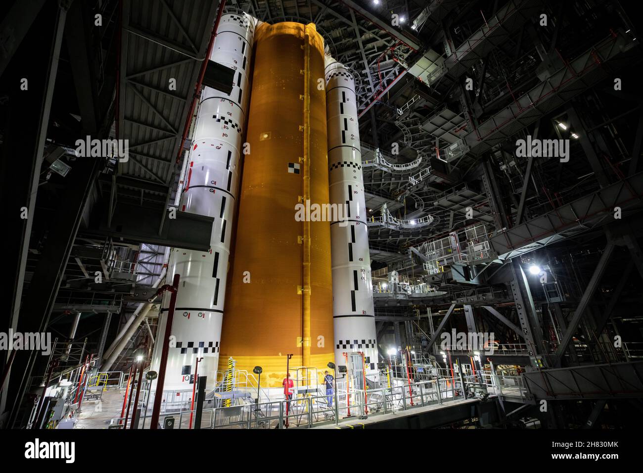 KENNEDY SPACE CENTER, FL, USA - 12 Giugno 2021 - il core stage del sistema di lancio spaziale (SLS) è visto in cima al lanciatore mobile all'interno di High Bay 3 dei vei Foto Stock
