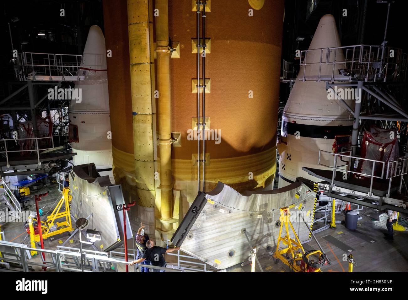 KENNEDY SPACE CENTER, FL, USA - 12 giugno 2021 - i team con Exploration Ground Systems della NASA e la ditta appaltatrice Jacobs Lower the Space Launch System (SLS) Foto Stock