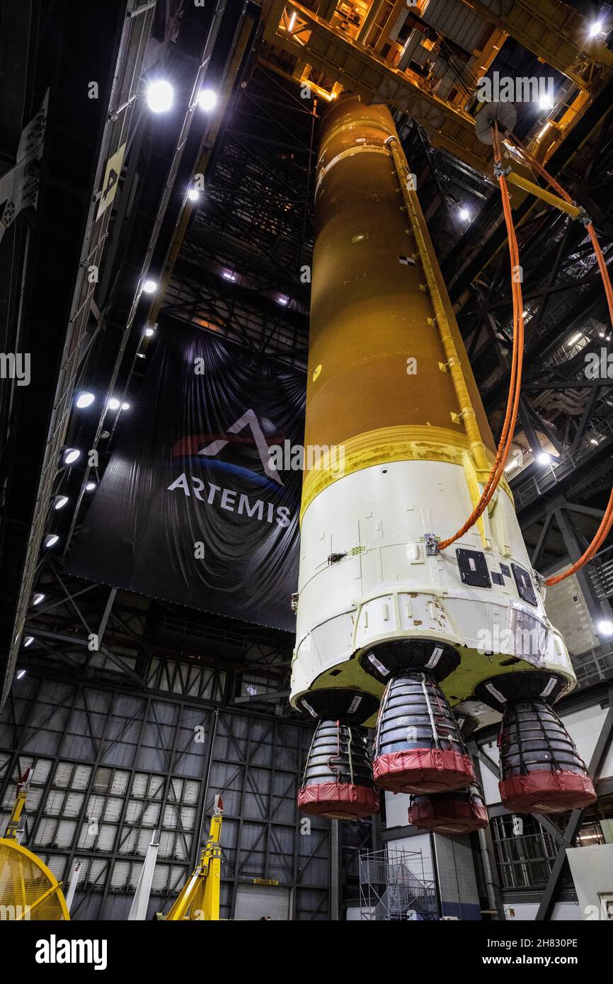 KENNEDY SPACE CENTER, FL, USA - 12 giugno 2021 - i team con Exploration Ground Systems della NASA e la ditta appaltatrice Jacobs Lower the Space Launch System (SLS) Foto Stock