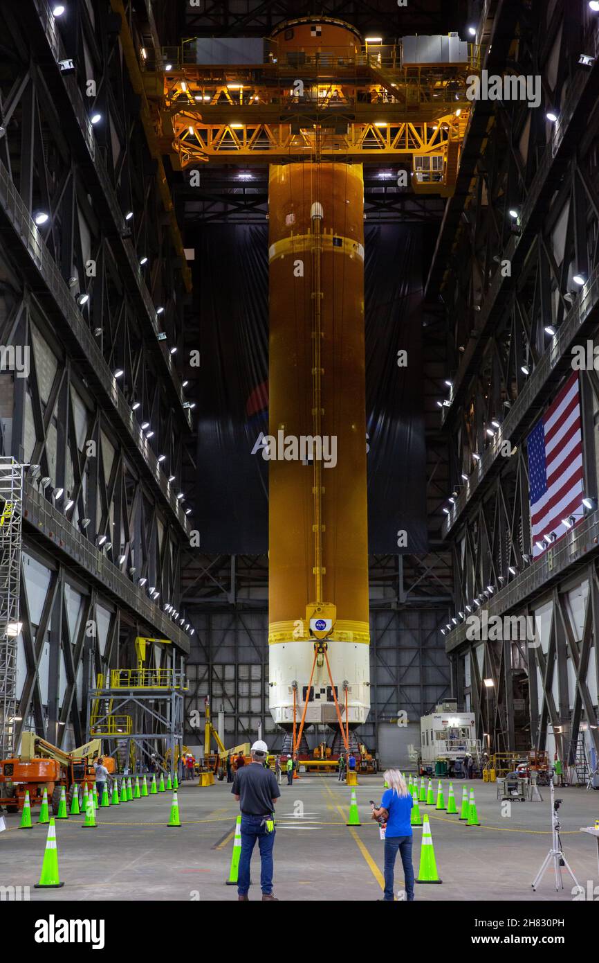 KENNEDY SPACE CENTER, FL, USA - 12 giugno 2021 - i team con Exploration Ground Systems della NASA e la ditta appaltatrice Jacobs Lower the Space Launch System (SLS) Foto Stock
