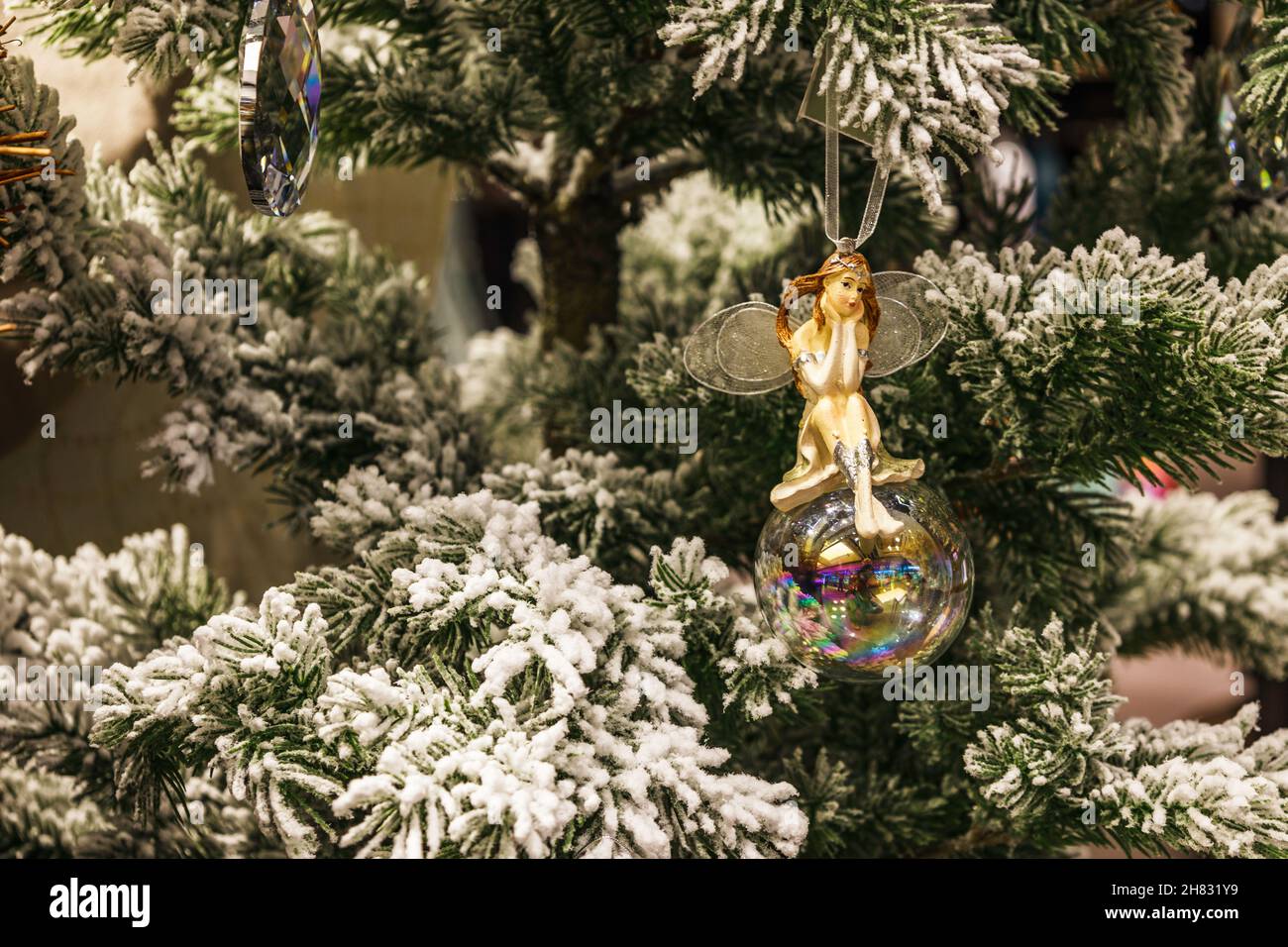 Sfondo di vacanza con carattere di Natale sull'albero Foto Stock