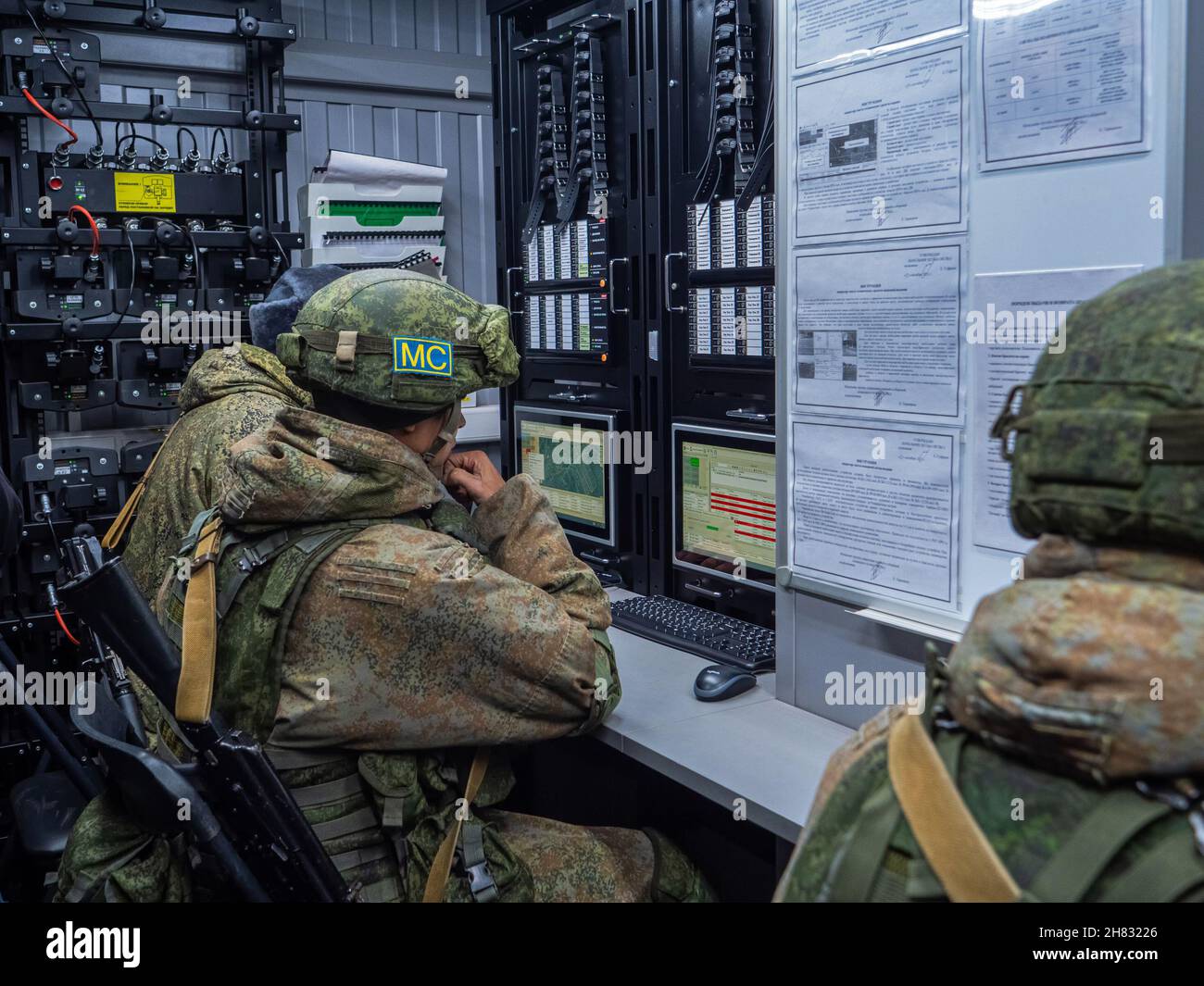Kazan, Russia. 08 novembre 2021. Soldati nel posto di comando. I soldati osservano la situazione intorno al checkpoint . Esercitazioni dell'esercito dei paesi dell'Organizzazione collettiva del Trattato di sicurezza Foto Stock