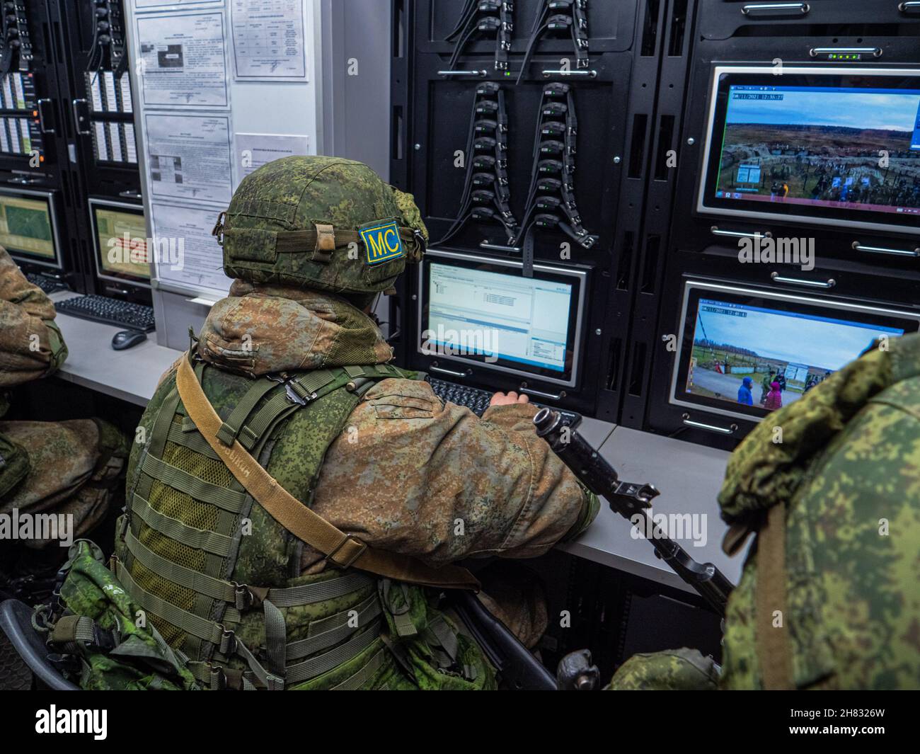 Kazan, Russia. 08 novembre 2021. Soldati nel posto di comando. I soldati osservano la situazione intorno al checkpoint . Esercitazioni dell'esercito dei paesi dell'Organizzazione collettiva del Trattato di sicurezza Foto Stock