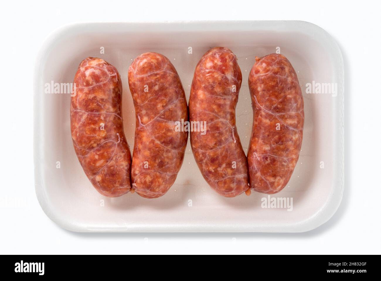 Salamella italiana in vassoio di plastica per la vendita sul mercato isolato su bianco in vista dall'alto Foto Stock