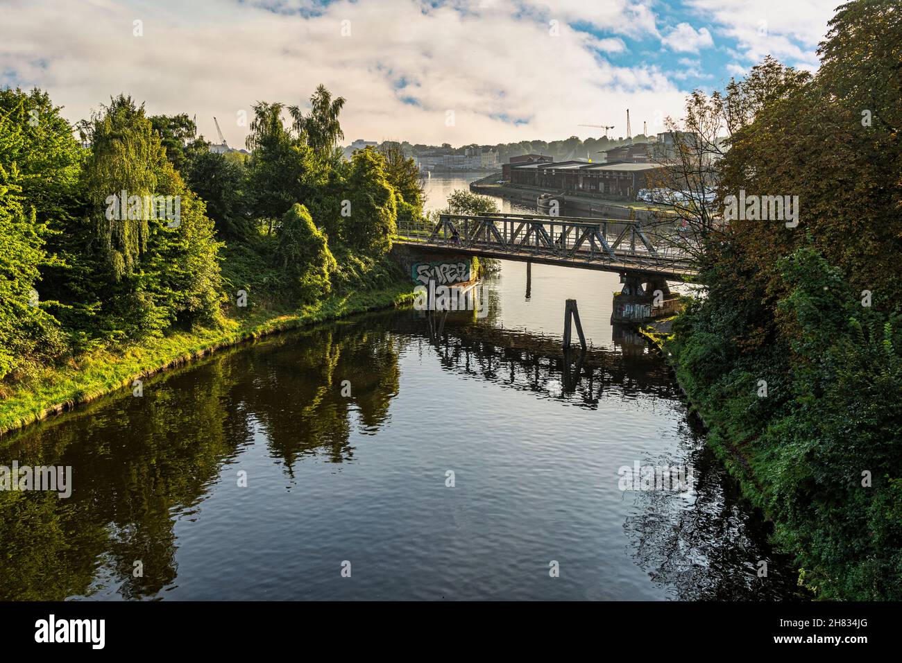 Ponte ferroviario sul fiume trave vicino alle banchine della zona industriale. Lübeck, Land Schleswig-Holstein, Germania, Europa Foto Stock