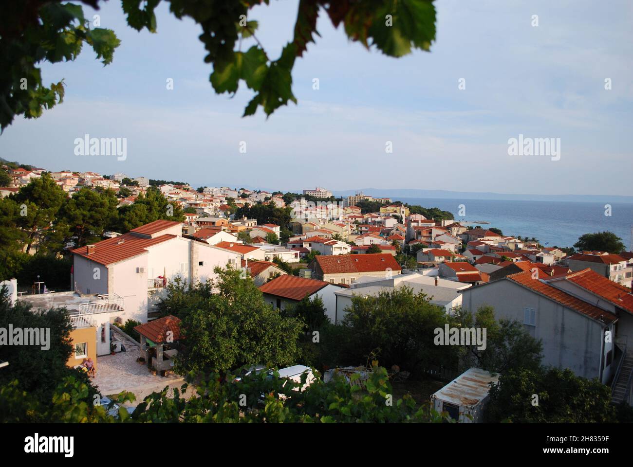 Paesaggio urbano della città turistica Baska Voda dalla Croazia, Europa Foto Stock