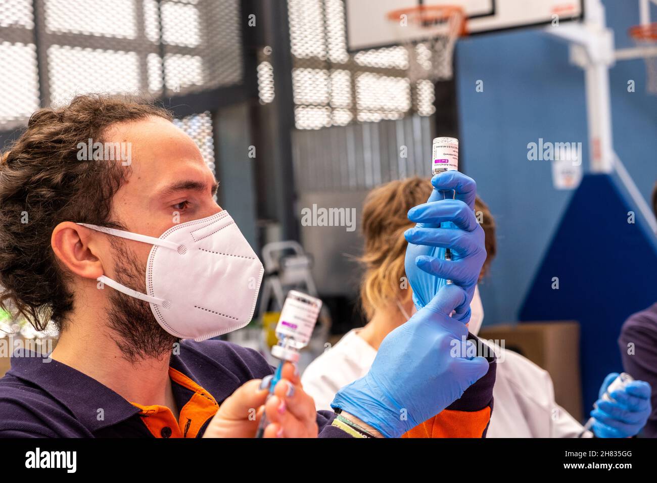 Valencia, Spagna; 6 aprile 2021: Operatori sanitari che lavorano in un centro di vaccinazione. Campagna di vaccinazione anticovideo Foto Stock