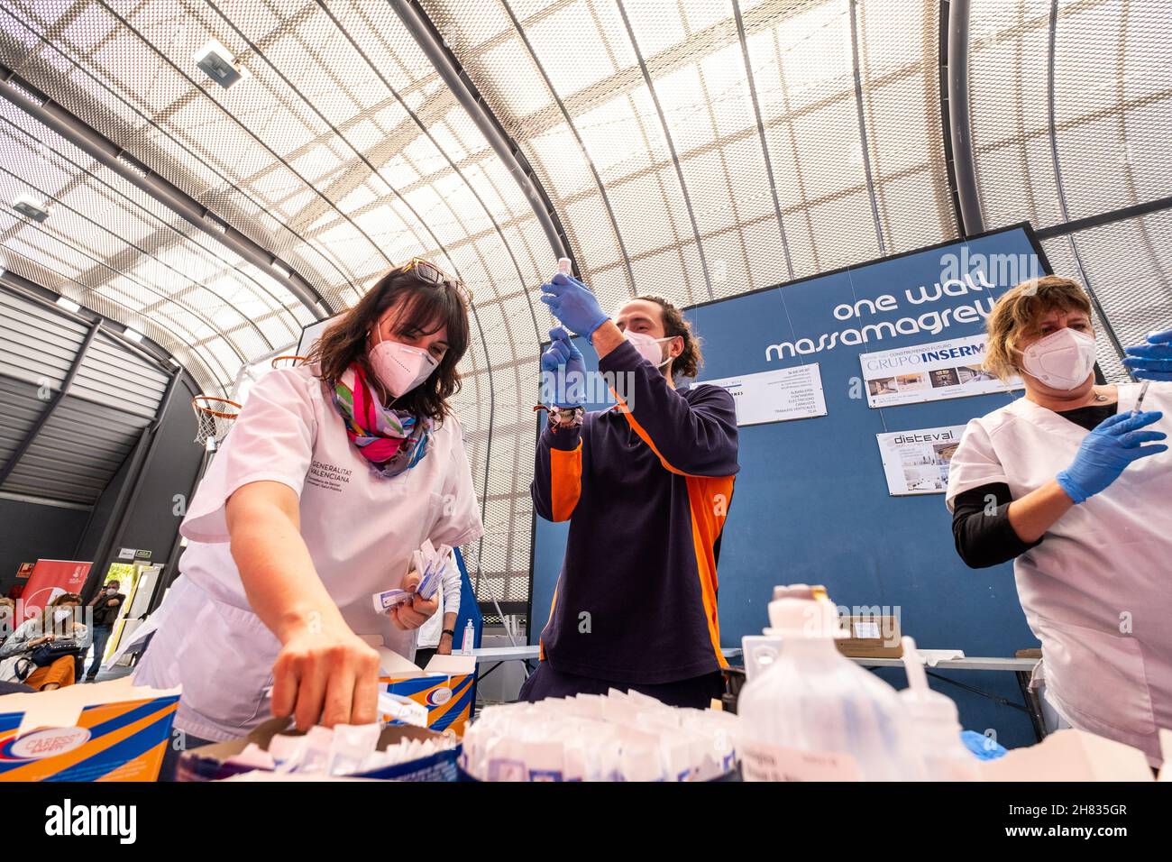 Valencia, Spagna; 6 aprile 2021: Operatori sanitari che lavorano in un centro di vaccinazione. Campagna di vaccinazione anticovideo Foto Stock