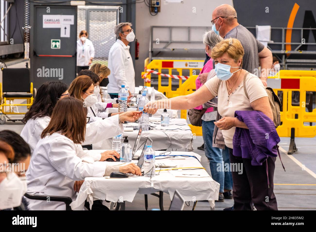 Valencia, Spagna; 6 aprile 2021: Operatori sanitari che lavorano in un centro di vaccinazione. Campagna di vaccinazione anticovideo Foto Stock