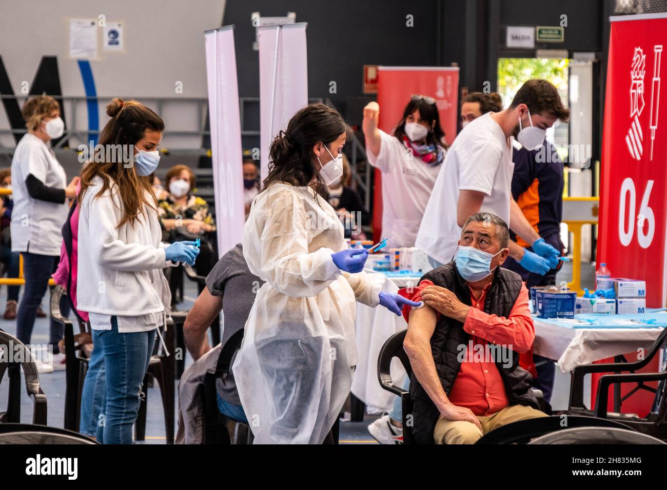 Valencia, Spagna; 6 aprile 2021: Operatori sanitari che lavorano in un centro di vaccinazione. Campagna di vaccinazione anticovideo Foto Stock