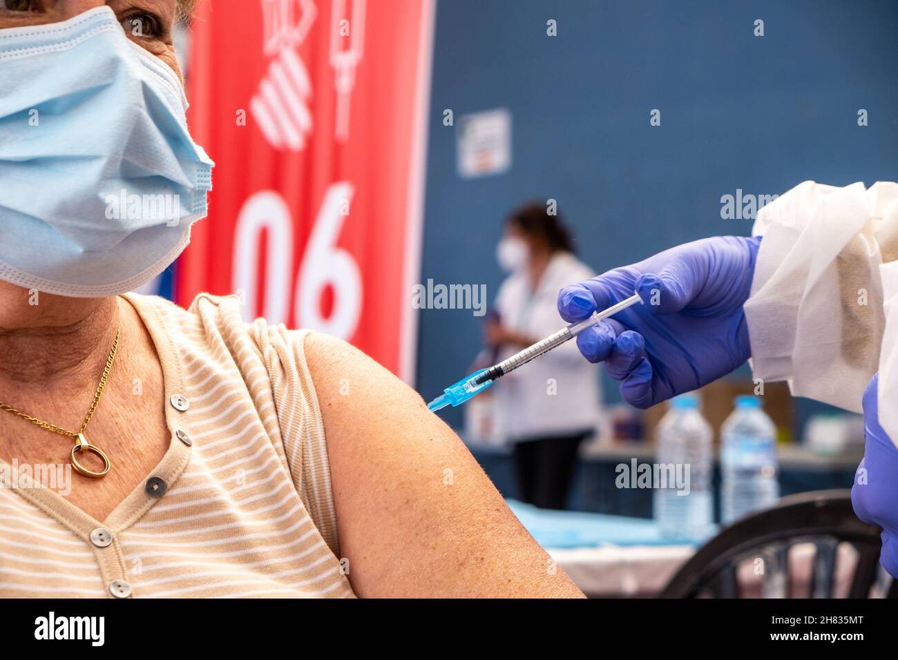 Valencia, Spagna; 6 aprile 2021: L'operatore sanitario inietta il vaccino anticovida ad un paziente presso un centro di vaccinazione. Vaccinazione anticovideo ca Foto Stock