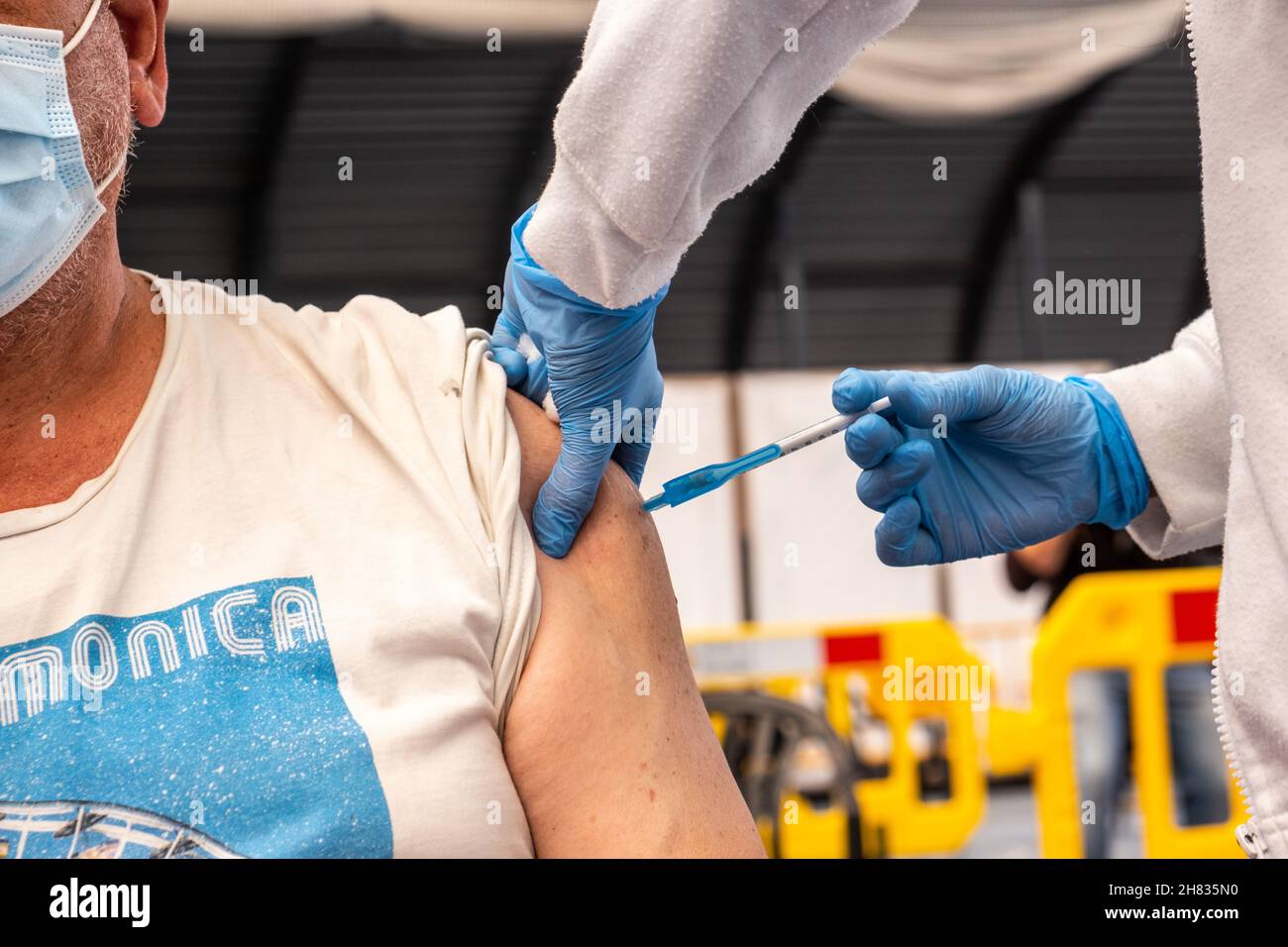 Valencia, Spagna; 6 aprile 2021: L'operatore sanitario inietta il vaccino anticovida ad un paziente presso un centro di vaccinazione. Vaccinazione anticovideo ca Foto Stock