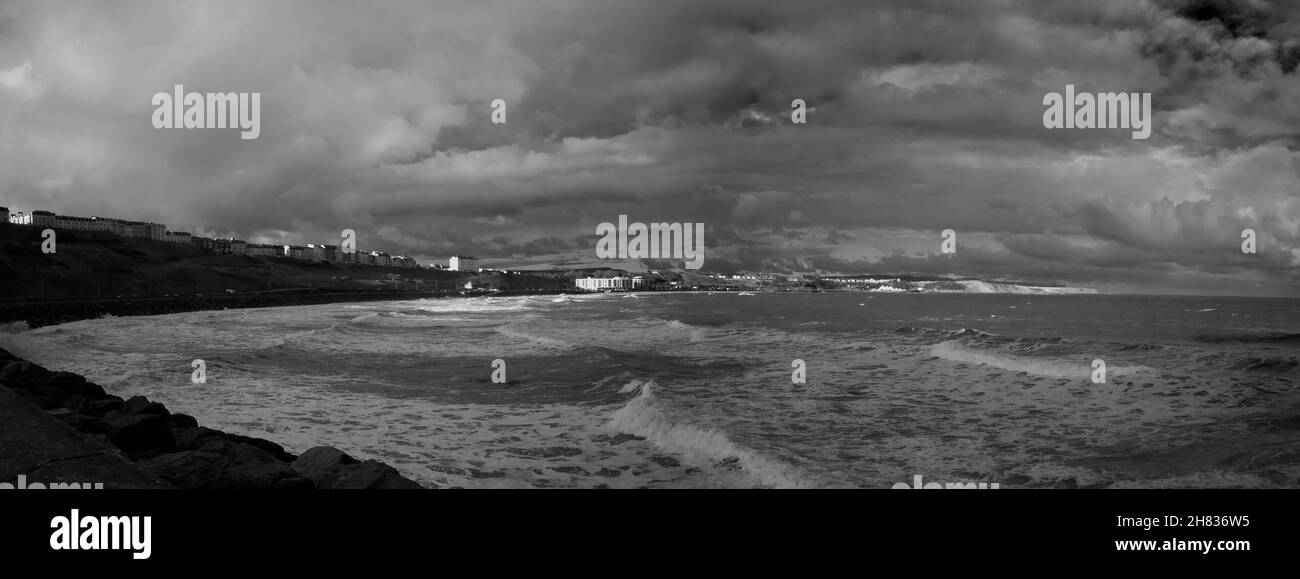 La prima tempesta d'inverno fa surf nella baia nord di Scarborough. La tempesta minaccia di danneggiare i venti della forza delle balle e la possibilità di neve Foto Stock