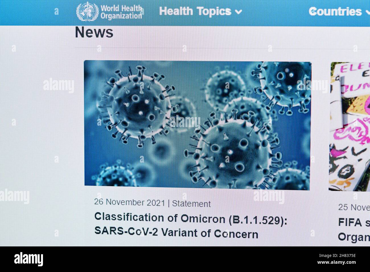 Tashkent, Uzbekistan - 27 novembre 2021: L'OMS annuncia la nuova variante COVID-19 chiamata Omicron. Primo piano delle notizie sul web dell'Organizzazione Mondiale della Sanità Foto Stock