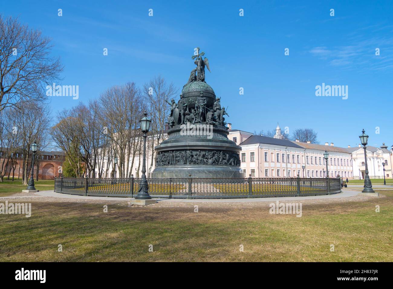 Vista del "Monumento del millennio della Russia" (1862) in una giornata di aprile soleggiata. Cremlino di Veliky Novgorod, Russia Foto Stock