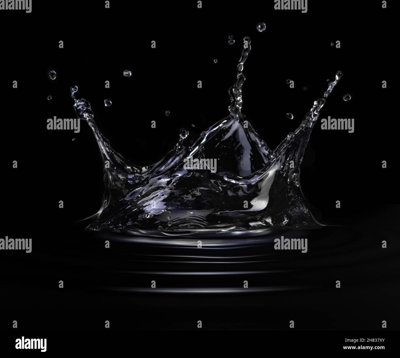La corona d'acqua si tuffa da vicino. Su sfondo nero. Vista laterale. Foto Stock