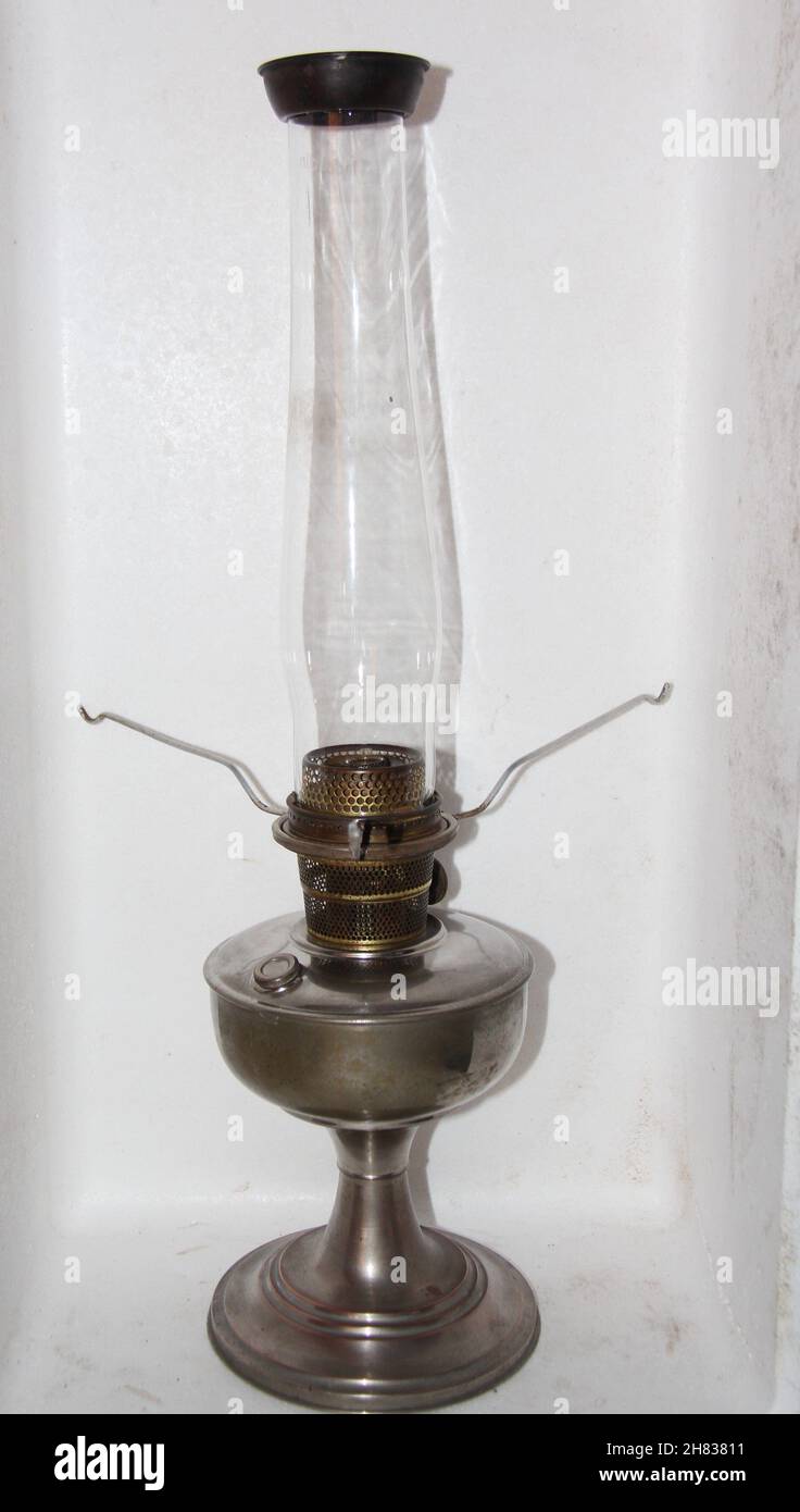 Vecchia lampada a olio arrugginito su sfondo bianco Foto Stock