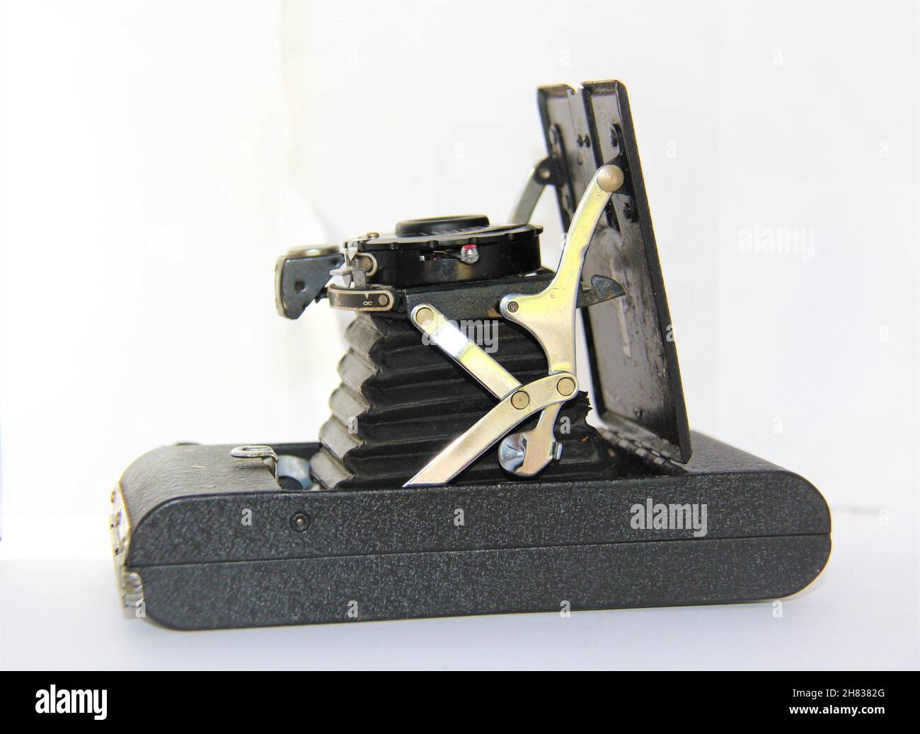 Vecchia telecamera con soffietti anni '40. Sfondo bianco isolato. São Paulo - São Paulo - Brasile. Foto Stock