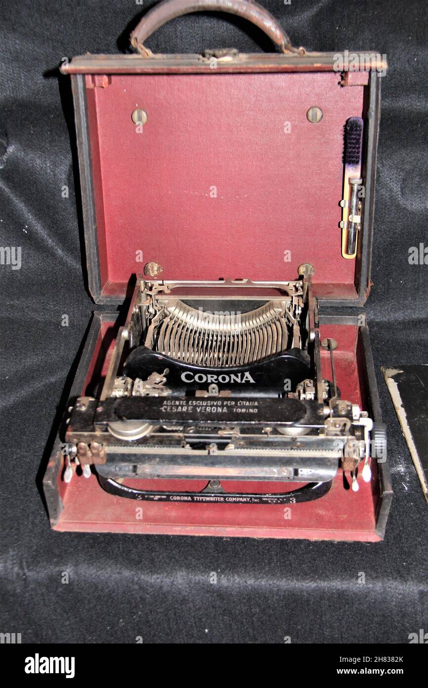 Macchina da scrivere rara e antica, CORONA 1904, portatile, con custodia - brevettata nel 1904 e 1910. Origine italiana. São Paolo Foto Stock
