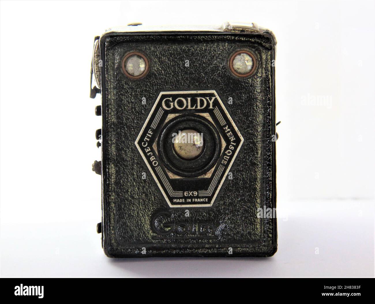 Vecchia telecamera isolata su sfondo bianco Goldy, produzione francese. Stile scatola. Prodotto nel 1947. Sfondo bianco isolato. Foto Stock