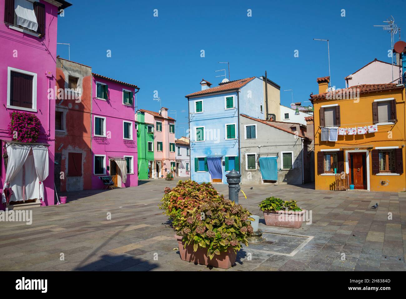 Giornata di sole tra le case colorate dell'isola di Burano. Venezia, Italia Foto Stock