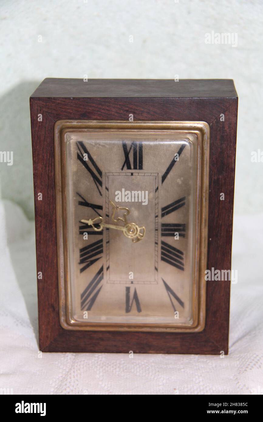 Vecchio orologio da tavolo in legno, pezzo da collezione. Foto Stock