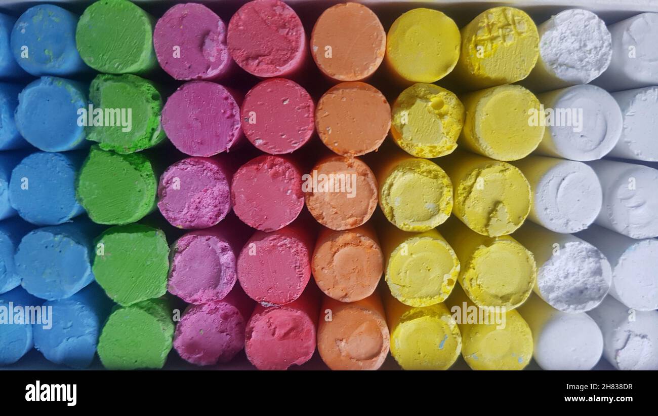 Primo piano di gesso multicolore, disposti per colore. Foto Stock