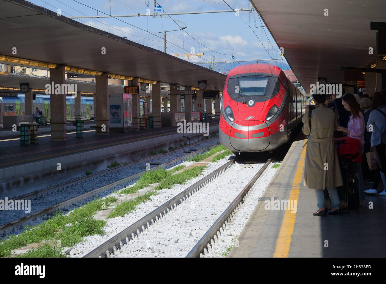 FIRENZE, ITALIA - 25 SETTEMBRE 2017: Il treno ad alta velocità Frecciarossa ETR.1000 della società Trenitaliya arriva alla piattaforma del rai centrale Foto Stock