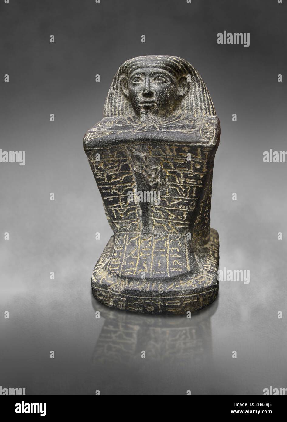 Antica statua a forma di cubo egiziano di Horemtabat, 660 a.C., 25a dinastia. Kunsthistorisches Muesum Vienna inv AS 9639. Altezza granire 32 cm larghezza 15.8 Foto Stock