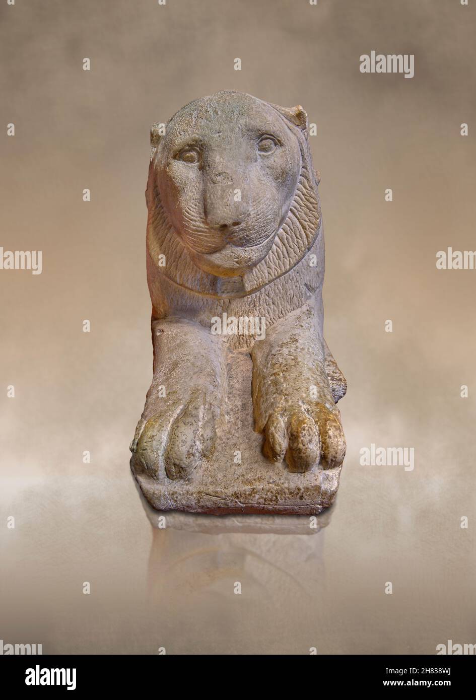 Antica statua egizia di un leone in posizione supina , 350 a.C., 30 dinastia. Kunsthistorisches Muesum Vienna inv AS 60. Arenaria, lunghezza 76,2 cm, altezza ca. Foto Stock