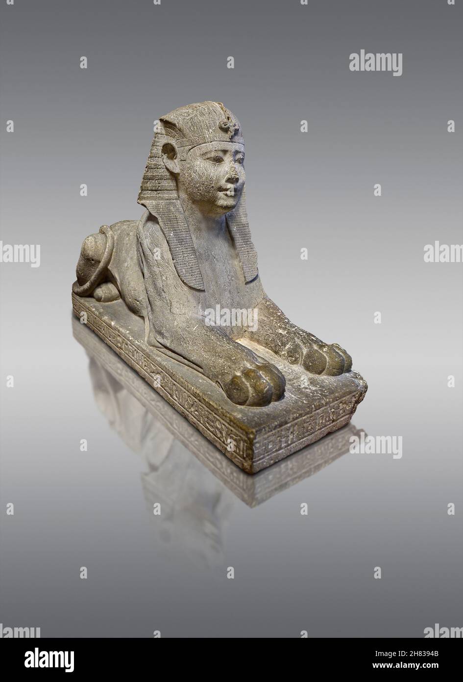 Antica statua della sfinge egiziana di Wah-ib-re, 360 a.C., 30° dinastia, Kunsthistorisches Muesum inv Vienna AS 76. Calcare. Questa sfinge era originariamente Foto Stock