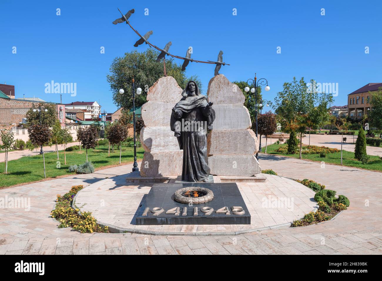DERBENT, RUSSIA - 27 SETTEMBRE 2021: Monumento 'Madre addolorante' nel Parco della Gloria combattente in un giorno di settembre soleggiato Foto Stock