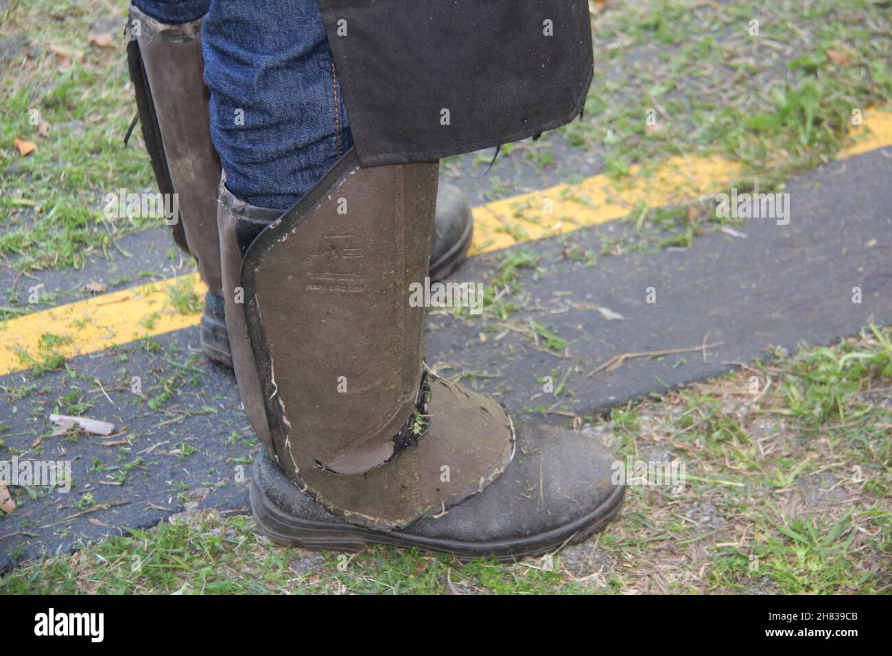 Primo piano di stivali protettivi per giardinieri. Indumenti da lavoro e accessori di protezione. Foto Stock