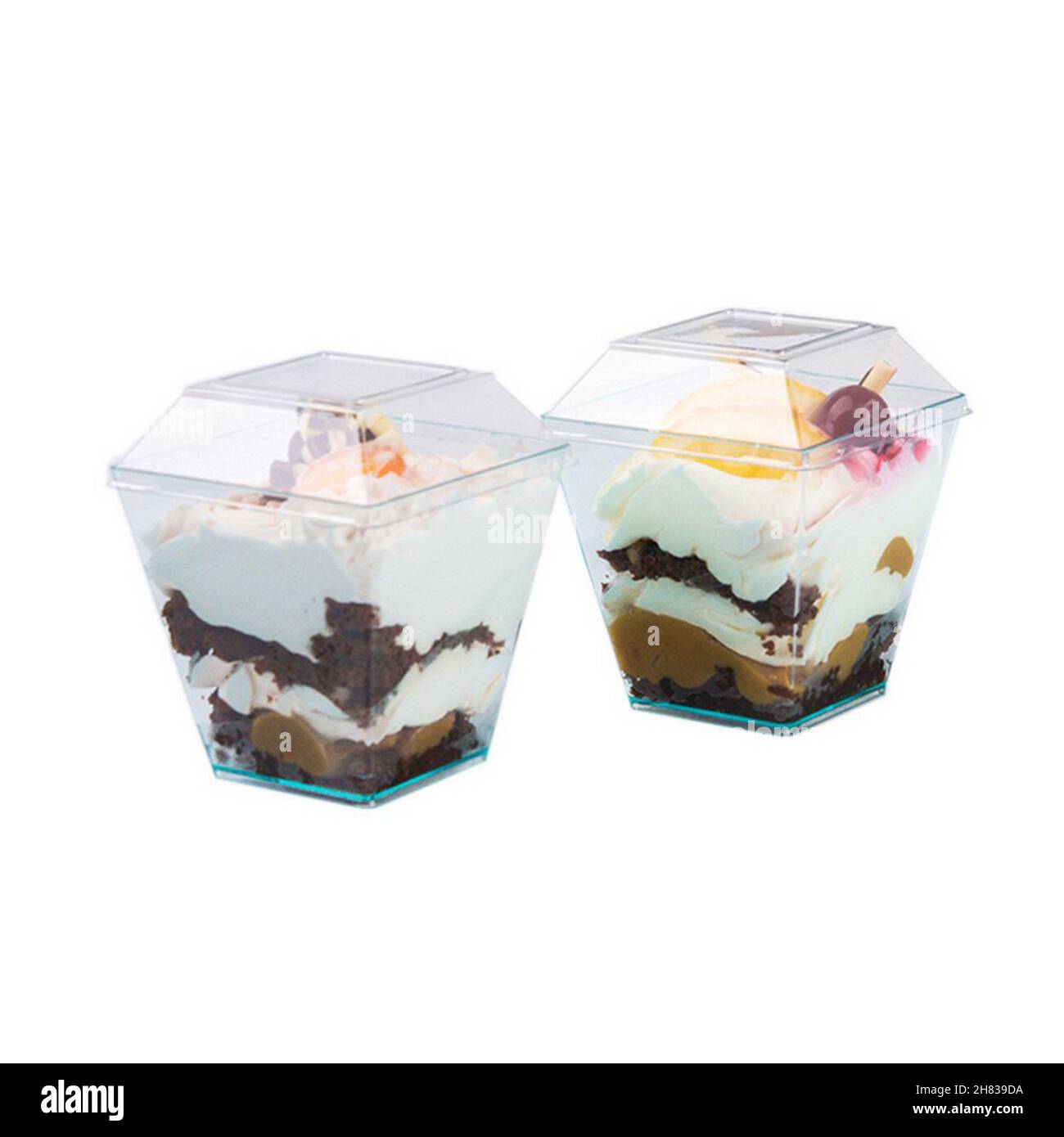 Dolce dessert o gelato in coppe di plastica isolate su sfondo bianco, fotografia di oggetti Foto Stock