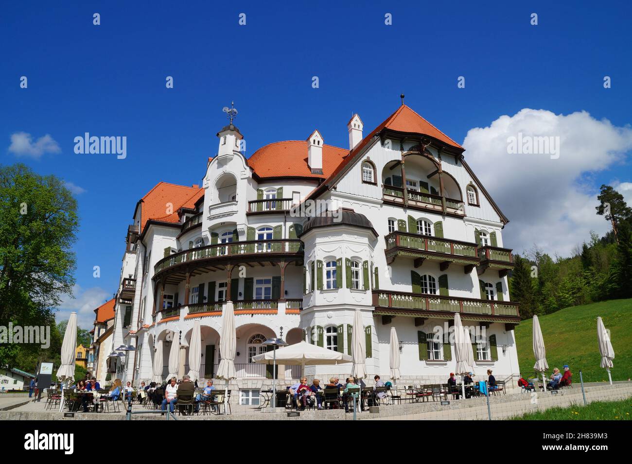 Hohenschwangau Castello (Schloss Hohenschwangau), Neuschwanstein castello e Hotel-Restaurant Zur Alpenrose nelle Alpi sui laghi Alpsee Foto Stock