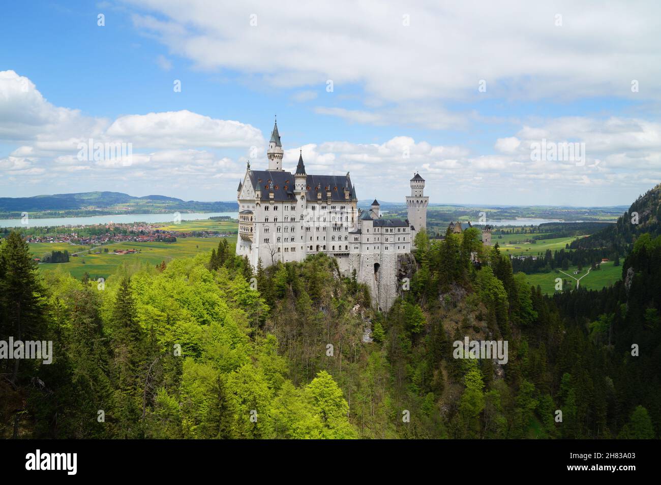 Castello bavarese Neuschwanstein nelle Alpi e lago Forggensee sullo sfondo fotografato dal ponte Marienbruecke (Baviera, Germania) Foto Stock