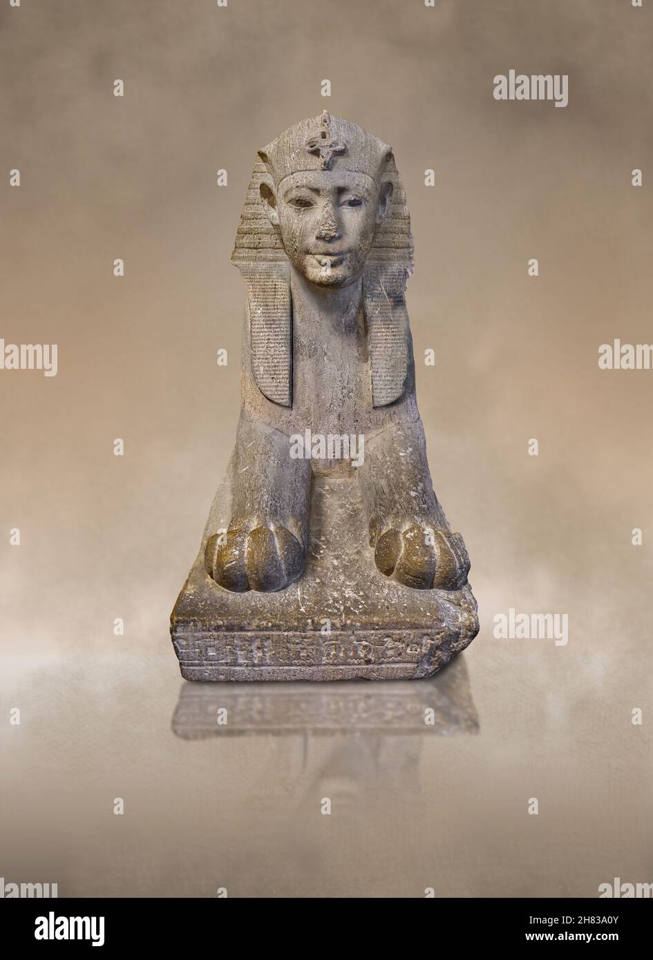 Antica statua della sfinge egiziana di Wah-ib-re, 360 a.C., 30° dinastia, Kunsthistorisches Muesum inv Vienna AS 76. Calcare. Questa sfinge era originariamente Foto Stock