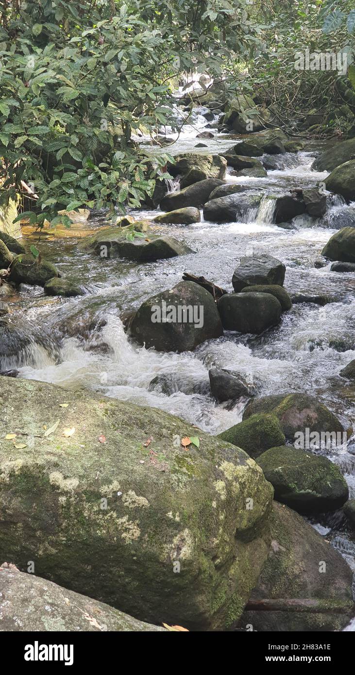 Grandi rocce nel fiume Cachoeira do Palmital in Angra dos Reis, Rio de Janeiro, Brasile. Foto Stock