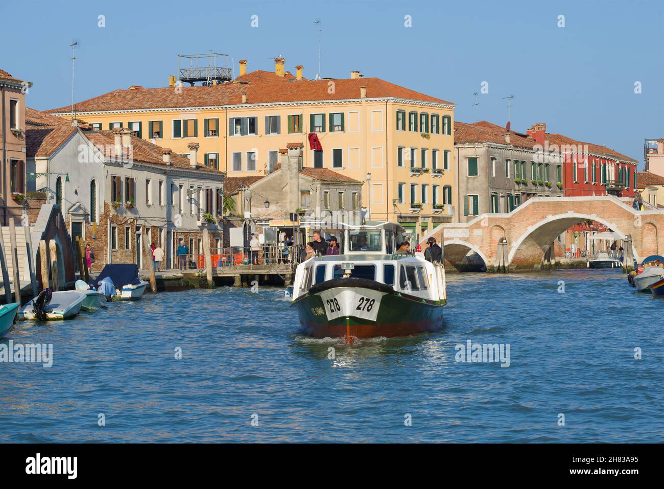 VENEZIA, ITALIA - 26 SETTEMBRE 2017: Vaporetto con passeggeri sul canale di Kannaredzho nella giornata di sole Foto Stock