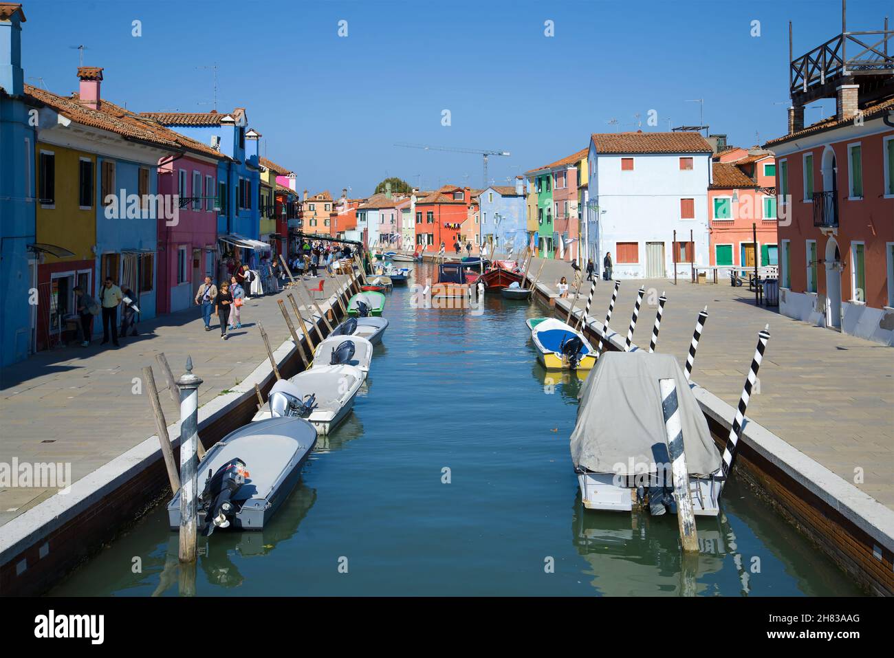 VENEZIA, ITALIA - 26 SETTEMBRE 2017: Giornata di sole sul canale centrale dell'isola di Burano Foto Stock