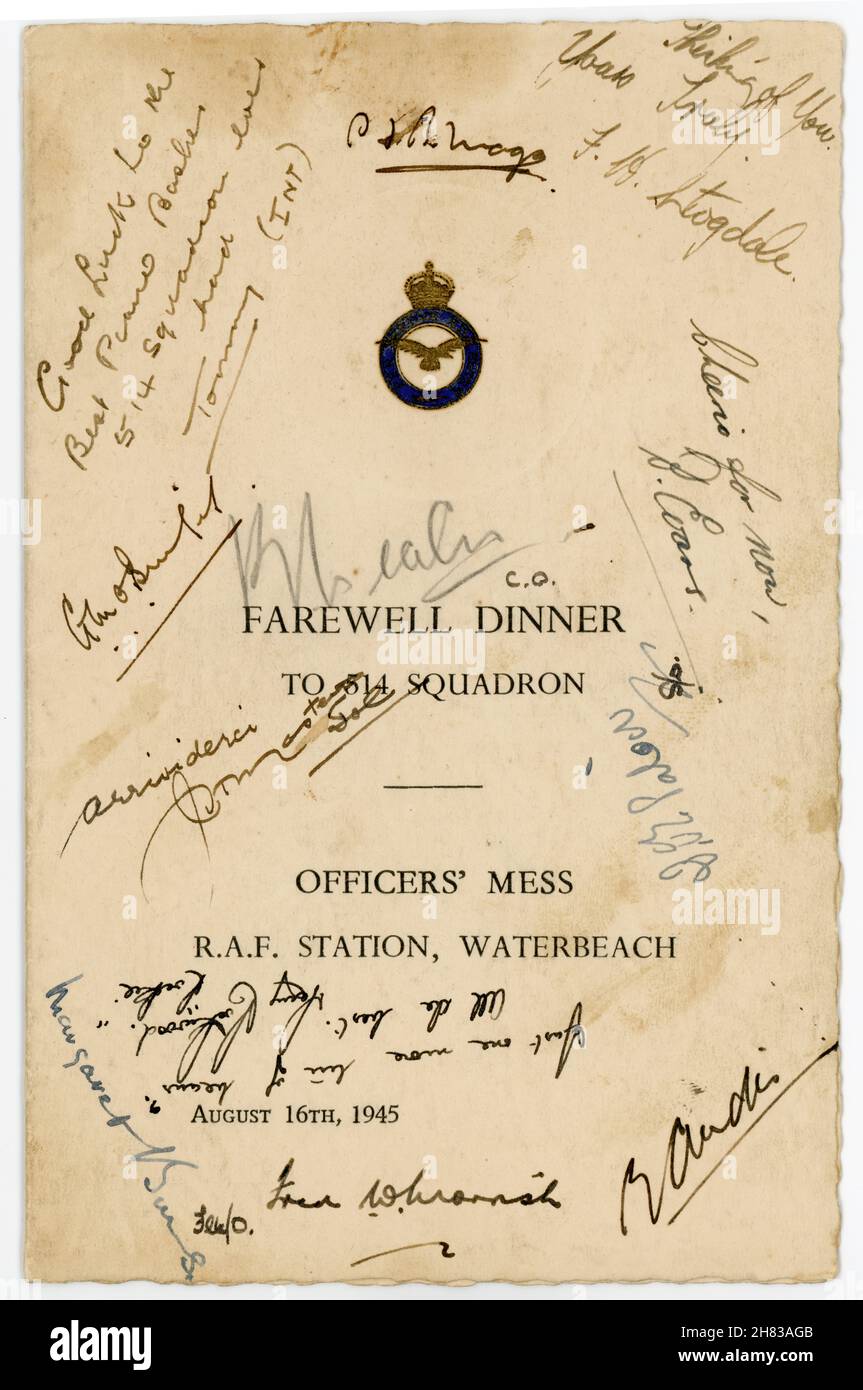 16 agosto 1945. Menu carta RAF in rilievo per cena di congedo al 514 Squadron, Waterbeach, Cambridgeshire. Comando bombardiere. La scheda contiene circa 50 firme e messaggi sulla copertina e all'interno, tra cui "buona fortuna per il miglior bassista piano 514 Squadron mai avuto, Tommy". Il menu era zuppa di pomodoro, filetti di passera fritta, Macedonia di frutta e caffè. Foto Stock