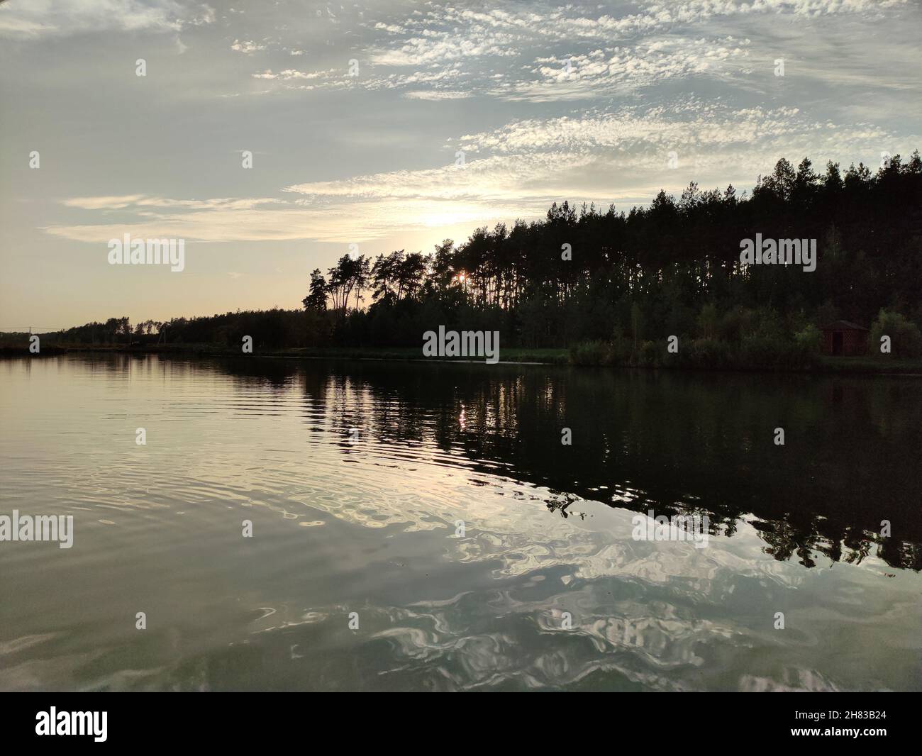 Lago e foresta al tramonto, carta da parati pittoresca foto Foto Stock