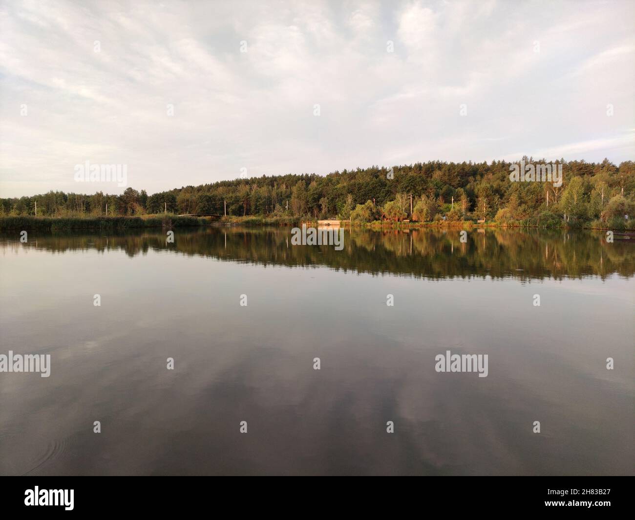 Lago e foresta al tramonto, carta da parati pittoresca foto Foto Stock