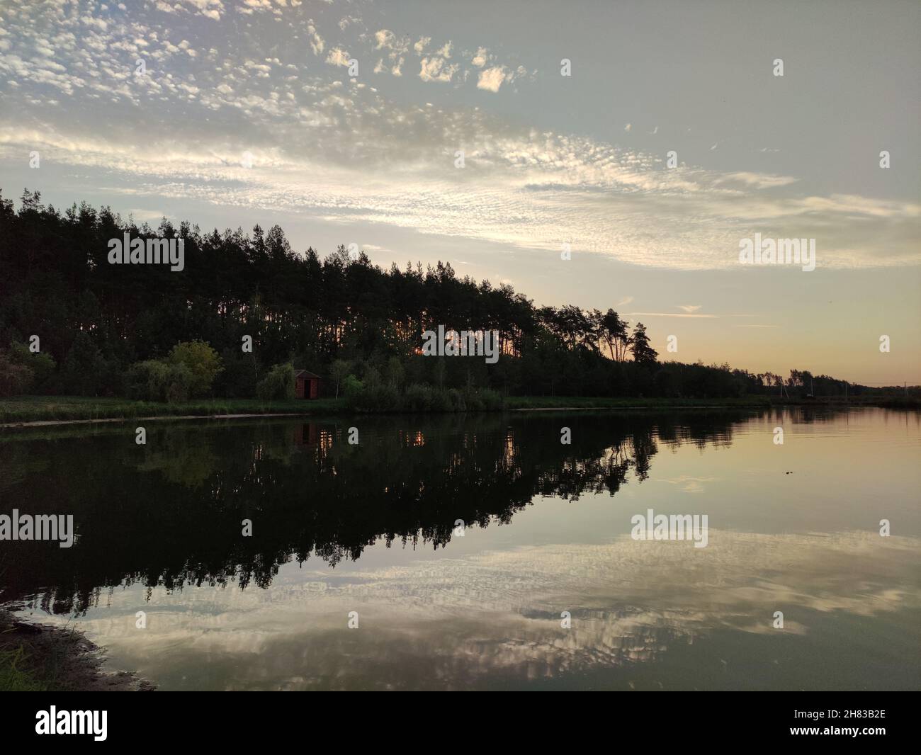 Lago e foresta al tramonto, carta da parati pittoresca foto Foto Stock
