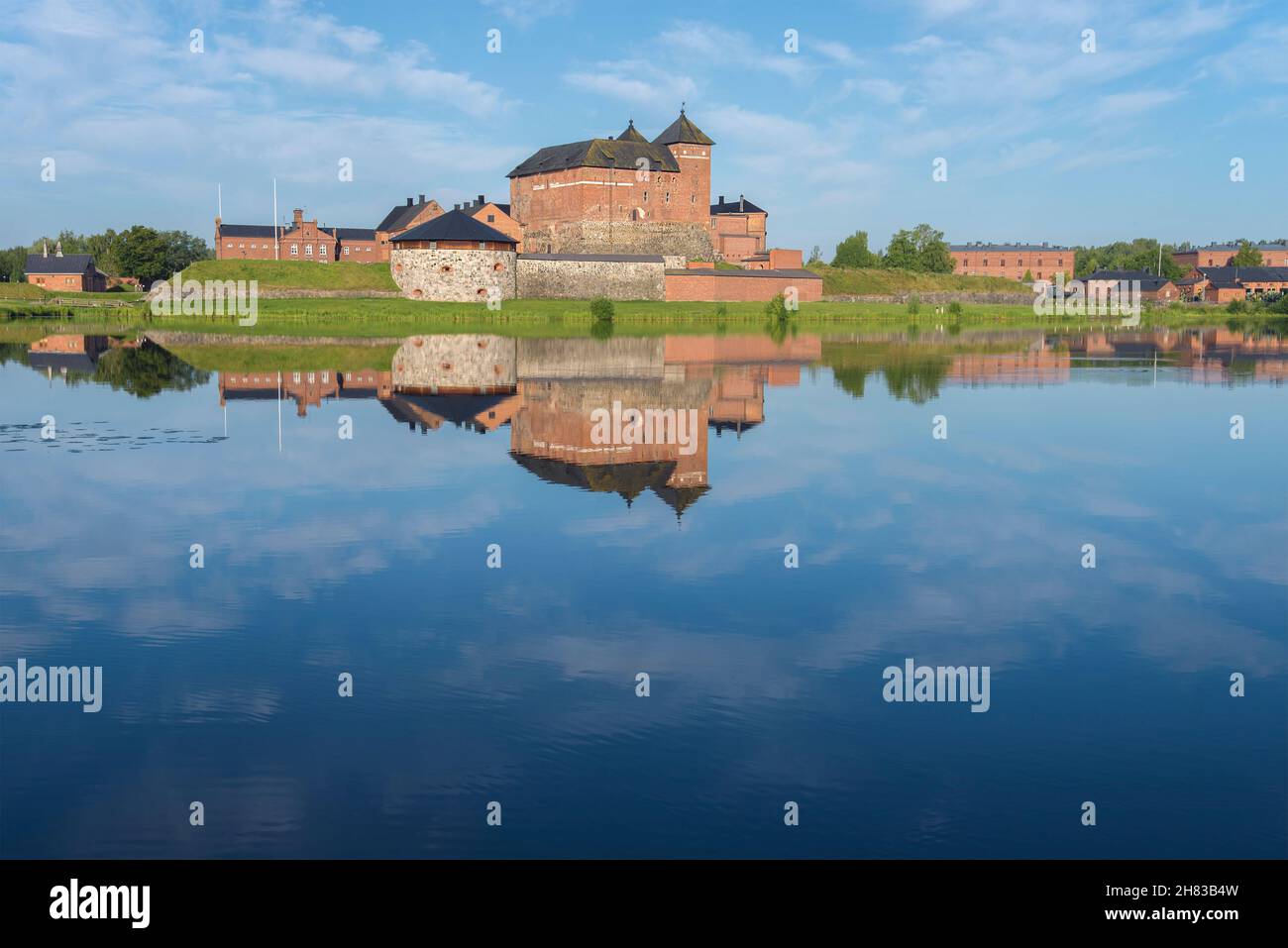 L'antica fortezza della città di Hameenlinna sulle rive del lago Vanayavesi nel paesaggio di luglio. Finlandia Foto Stock